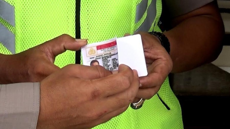 sopir truk simpan sim palsu sopir truk simpan sim palsu