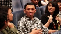 Ahok dan Vero berbincang dengan aktor utama film tersebut, Dimas Aditya.