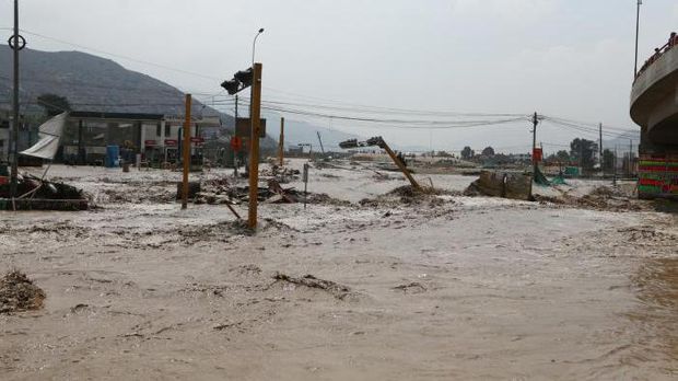 Menegangkan, Begini Penampakan Warga Peru Berjuang Hadapi Banjir