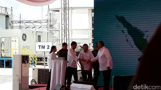 Presiden Jokowi Resmikan 8 Pembangkit Listrik