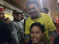 Pengunjung Bioskop TIM Berebut Foto dengan Ahok
