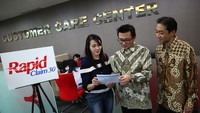 Direktur Panin Dai-Ichi Life Andrew Bain (kedua kiri) dan Kenichi Fukuda (kedua kanan) melihat proses layanan klaim cepat Rapit Claim 30 di Kantor Pusat Panin Dai-Ichi Life, Jakarta. 