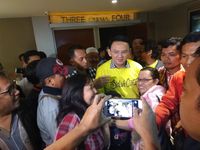 Pengunjung Bioskop TIM Berebut Foto dengan Ahok