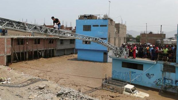 Menegangkan, Begini Penampakan Warga Peru Berjuang Hadapi Banjir