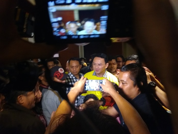Pengunjung Bioskop TIM Berebut Foto dengan Ahok