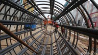 Pekerja membuat rangka tiang LRT.