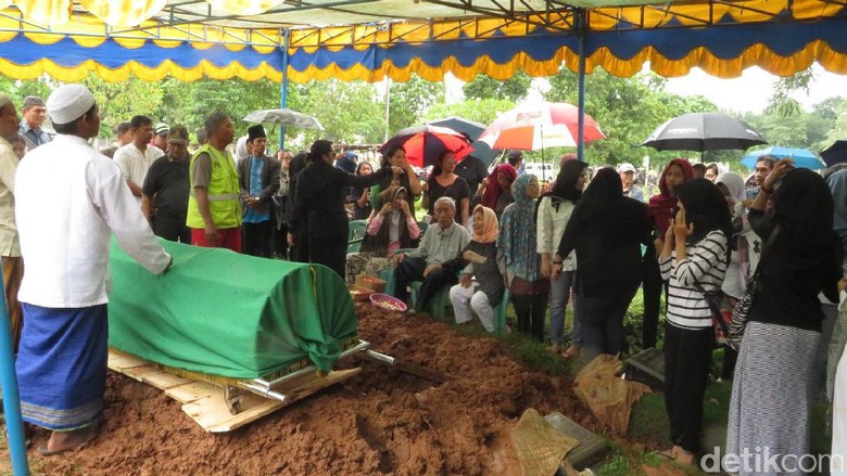 Isak Tangis Iringi Pemakaman Pahinggar Indrawan di TPU Jeruk Purut Isak Tangis Iringi Pemakaman Pahinggar Indrawan di TPU Jeruk Purut
