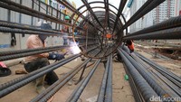 Pekerja mengelas rangka tiang LRT. 