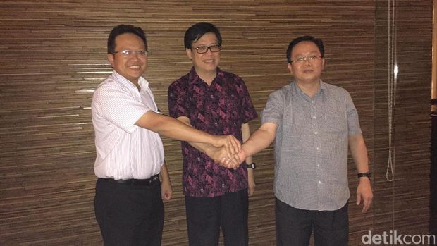 (Kiri ke kanan) Thomas Wijaya, Wakil Presiden AHM Johannes Loman dan Didi Kwok