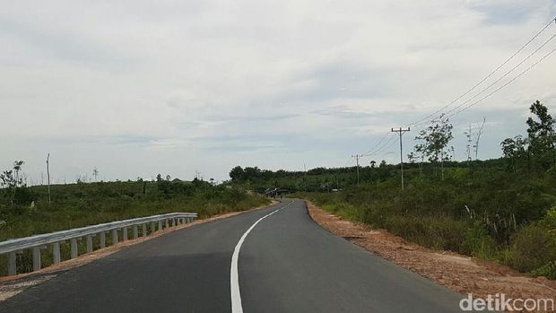 Jalan perbatasan di Kalimantan