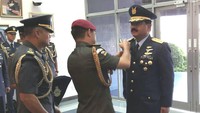 KSAU Marsekal Hadi Tjahjanto menerima wing atau lencana kehormatan dari Brunei Darussalam, Sabtu (18/3/2017). (Dok. Dispen TNI AU)