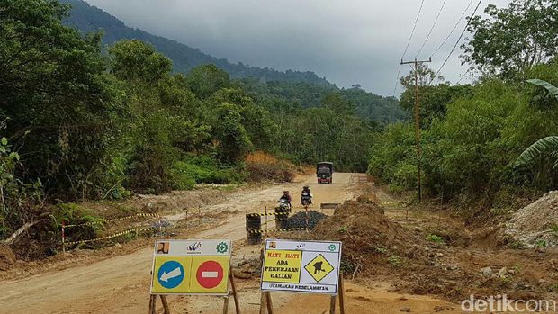 Jalan perbatasan di Kalimantan