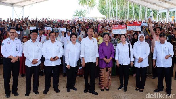 Presiden Jokowi bagi-bagi bansos non tunai