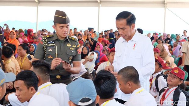 Presiden Jokowi bagi-bagi bansos non tunai