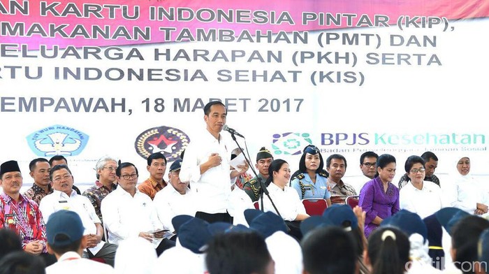 Jokowi Bagi-bagi Bansos Non Tunai di Kalbar