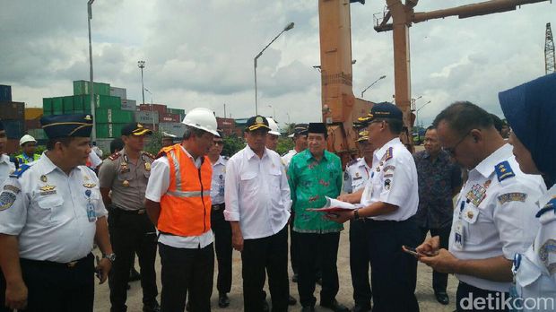 Menhub Budi Karya di Pelabuhan Sampit-Kalteng