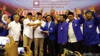 Ketua DPW PAN DKI Jakarta Eko Hendro Purnomo, Anies Baswedan, dan Sandiaga Uno melakukan salam komando usai membacakan deklarasi dukungan.