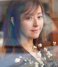Cantik dan Awet Muda di Usia 58, Model Asal Korea Ini Curi Perhatian