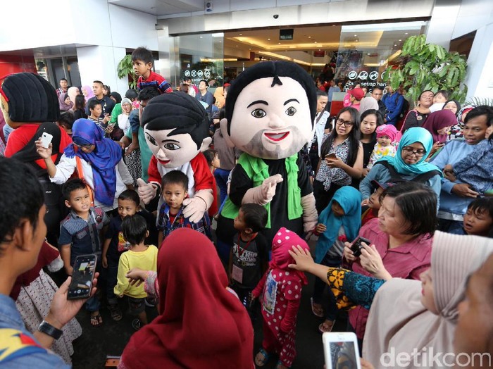 Anak-Anak Hingga Orang Dewasa Asik Berfoto dengan Adit Sopo Jarwo