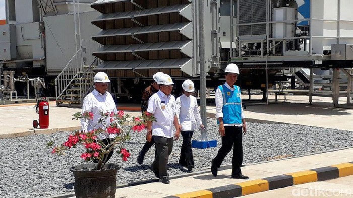 Panas Terik, Jokowi Cek Pembangkit Listrik 100 MW di Kalbar