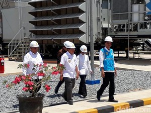 Panas Terik, Jokowi Cek Pembangkit Listrik 100 MW di Kalbar