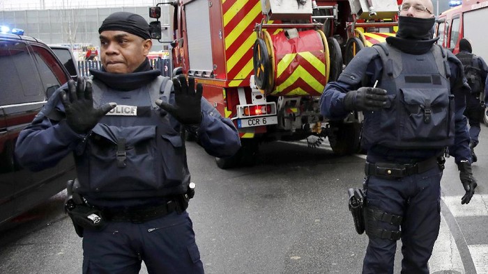 Perebut Senjata di Bandara Paris Adalah Zied B, Buron Polisi