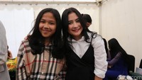 rilly nampak melayani permintaan foto bareng dengan penggemar. Pool/Hanif Hawari/detikHOT