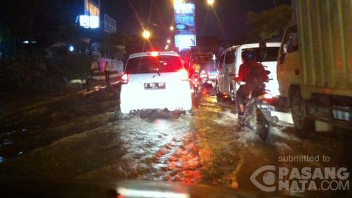Genangan Surut, Lalin Tol Jakarta-Cikampek Kembali Lancar
