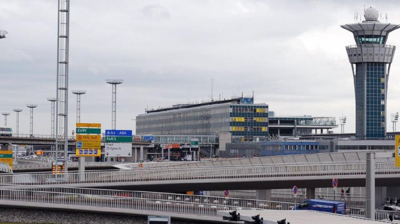  Pria  Perebut Senjata di  Bandara  Paris Diduga Terkait 