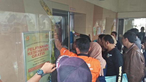 Polisi olah TKP di Blok M Square