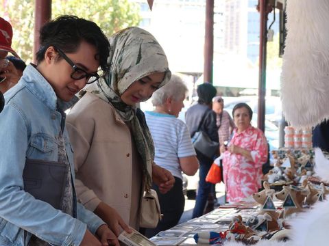 Dian Pelangi & Barli Asmara Cari Inspirasi dari Pasar Sampai Naik Cruise