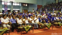 Anies Baswedan dan Eko Hendro Purnomo mengacungkan tiga jarinya di sela-sela deklarasi.