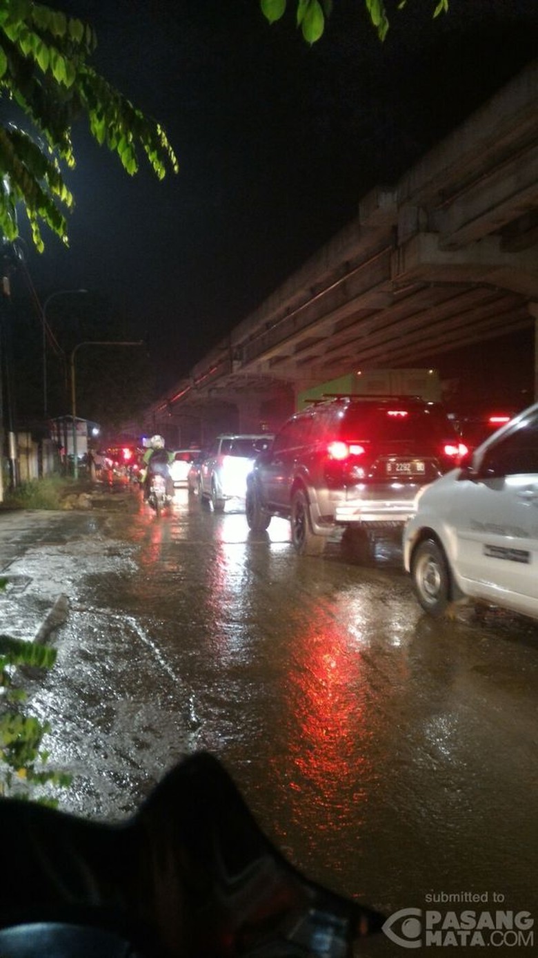 Ada Genangan, Lalin di Kalimalang Lumpuh Hingga Dini Hari Ada Genangan, Lalin di Kalimalang Lumpuh Hingga Dini Hari