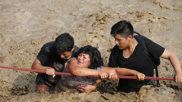Menegangkan, Begini Penampakan Warga Peru Berjuang Hadapi Banjir