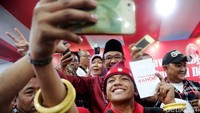 Djarot Saiful Hidayat melayani permintaan foto bersama dari relawan.