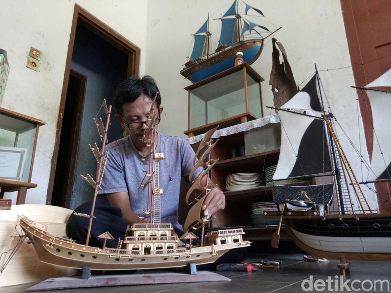 Mengenal Perajin Miniatur Kapal Tradisional Nusantara  Asal 