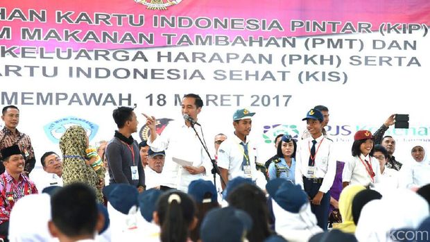 Presiden Jokowi bagi-bagi bansos non tunai