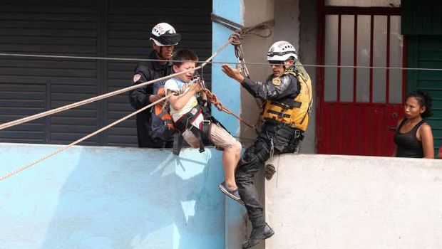 Menegangkan, Begini Penampakan Warga Peru Berjuang Hadapi Banjir