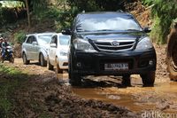 Akses Jalan yang Tertutup Longsor di Cisewu Sudah Dibuka