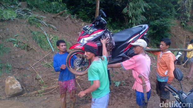 Longsor di Cisewu, Warga Kesulitan Akses Jalan