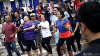 Karnaval ini digelar berbarengan dengan CFD (Car Free Day) di kawasan Pantai Losari yang membuat warga Makassar tumpah ruah.