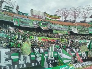 Menpora, Risma, dan Ketum PSSI Nonton Langsung Persebaya vs PSIS
