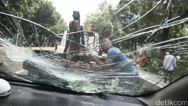 Pohon Tumbang Timpa Mobil di Jakarta