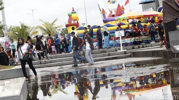 Serunya Karnaval Datsun di Pantai Losari