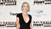 Ia tampak seksi dengan gaun hitam yang mengekspos belahan dadanya tersebut. Frazer Harrison/Getty Images for Celebrity Fight Night
