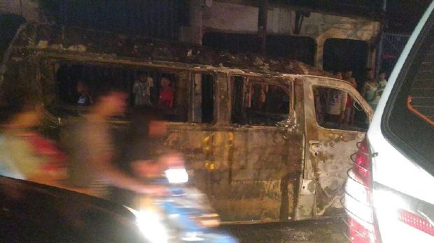 Sebuah Angkot Terbakar di Karawaci, Tak Ada Korban Jiwa