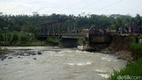 Mengingat masih labilnya struktur tanah di sekitar lokasi, maka mobil derek diarahkan untuk mengevakuasi dari jembatan yang mempunyai pijakan lebih permanen.