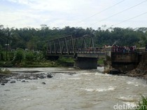 Heboh Rakit Penyeberangan Nyaris Hanyut di Sungai Klawing Purbalingga