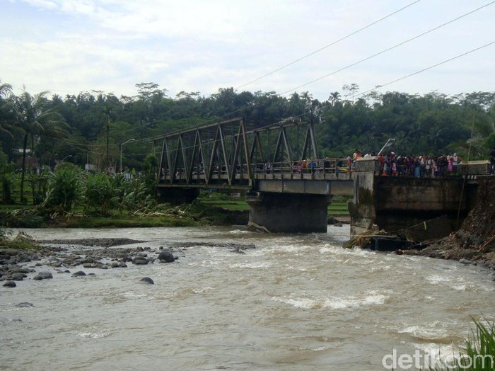 BPBD Purbalingga mengevakuasi sebuah mobil yang terpelosok saat putusnya jembatan Sungai Klawing yang menghubungkan antar Kecamatan Bobotsari dengan Karanganyar di Kabupaten Purbalingga, Jawa Tengah.