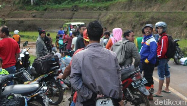 Longsor di Cisewu, Warga Kesulitan Akses Jalan